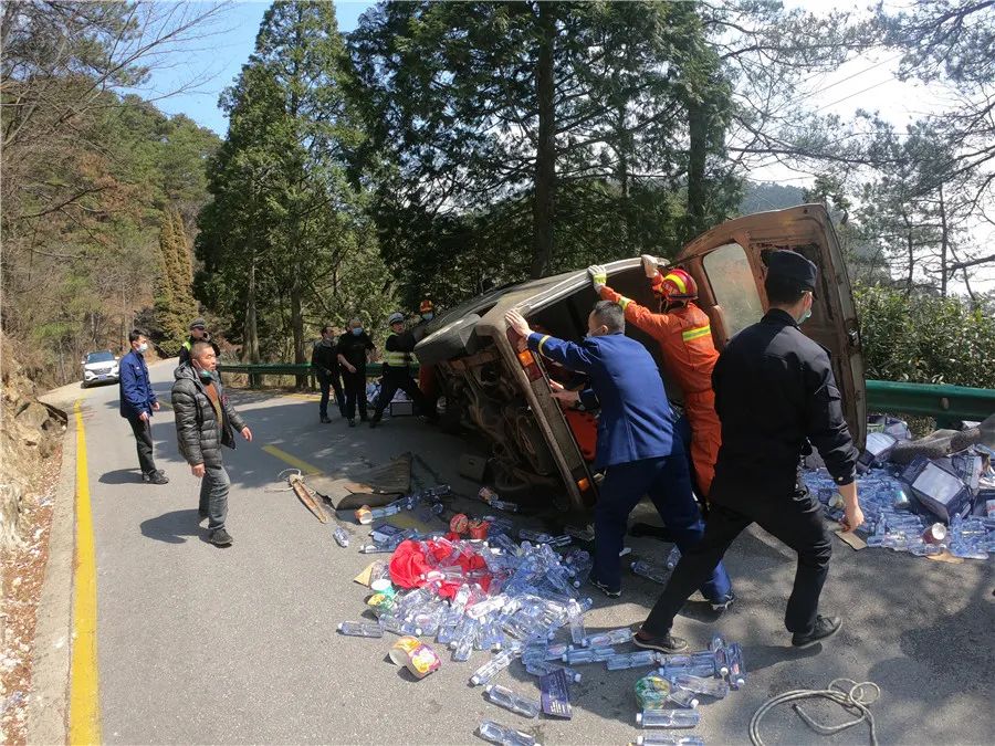 把车辆平移到无障碍物的路面上指挥员清理货物后腿被卡在驾驶室无法