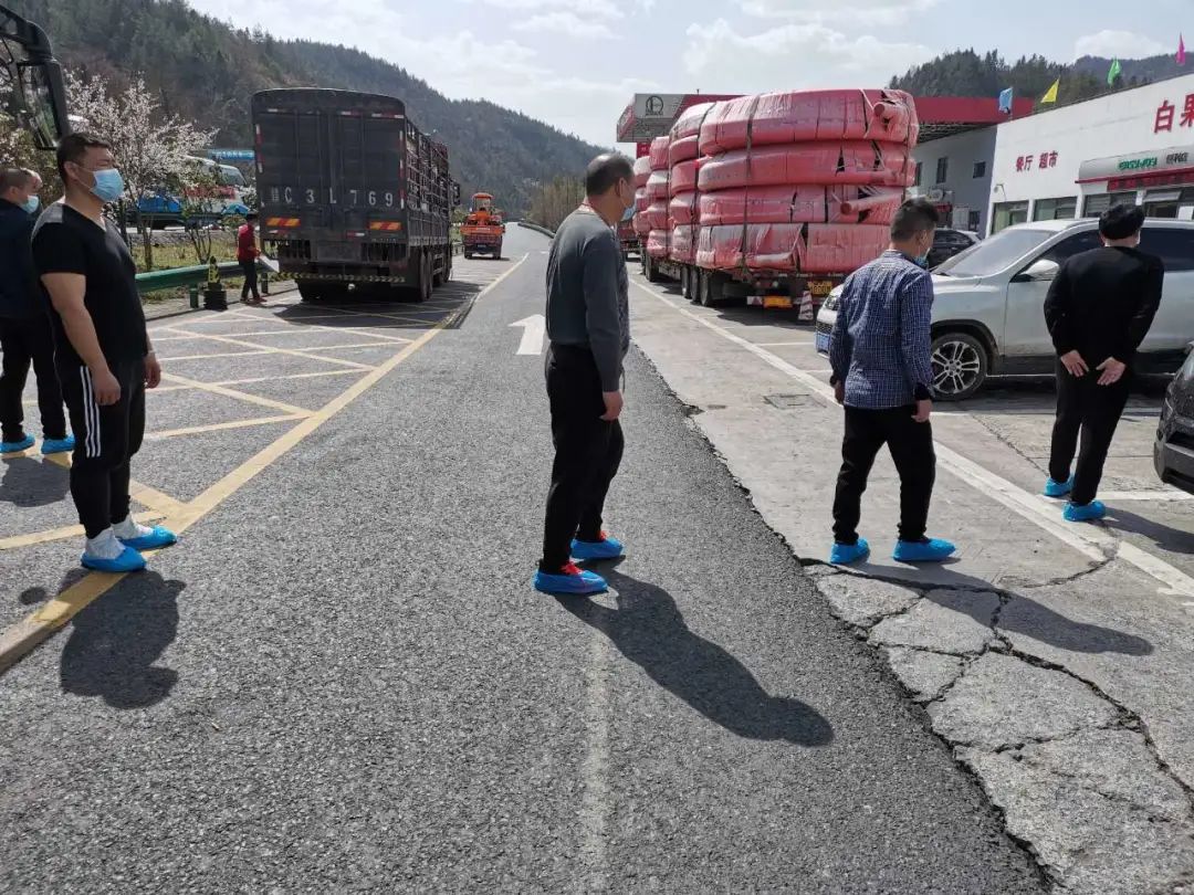 131名员工乘坐7台返岗专车安全抵达西南工区