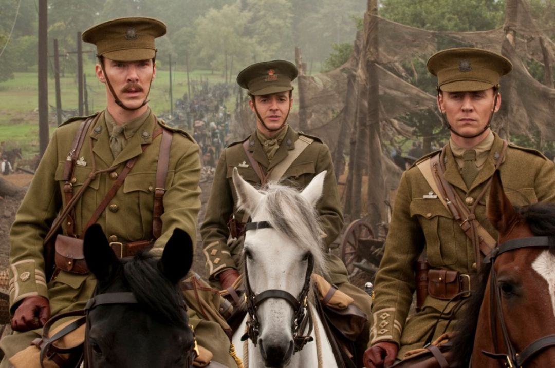 不过需要注意到的是,1914年英军并没有影片中出现的骑兵,当时马匹主要