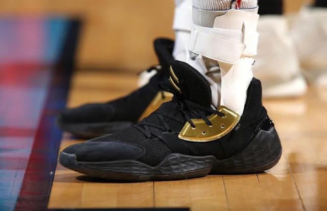 nba球员上脚哈登4代超多配色他还穿锐步球鞋缅怀科比