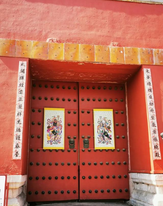 男子驾车夜撞故宫东华门,大门门钉撞坏门栓撞断,排除毒驾酒驾_于某某