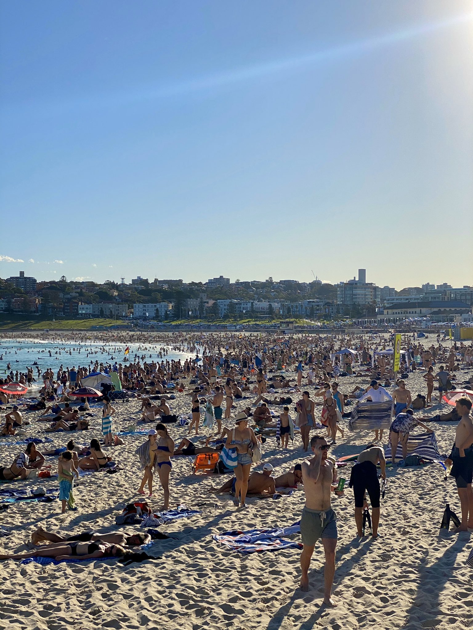 澳大利亚宣布非居民不得入境第二日:海滩游客爆满