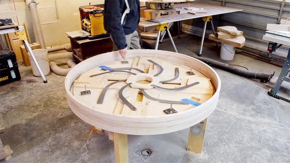 小师傅制作旋转能变大的桌子终于知道里面是什么机械原理了