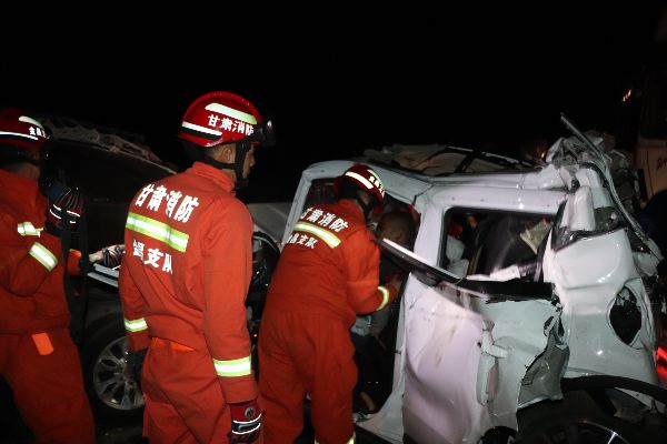 g30连霍高速突发9车相撞连环车祸已致2死12伤
