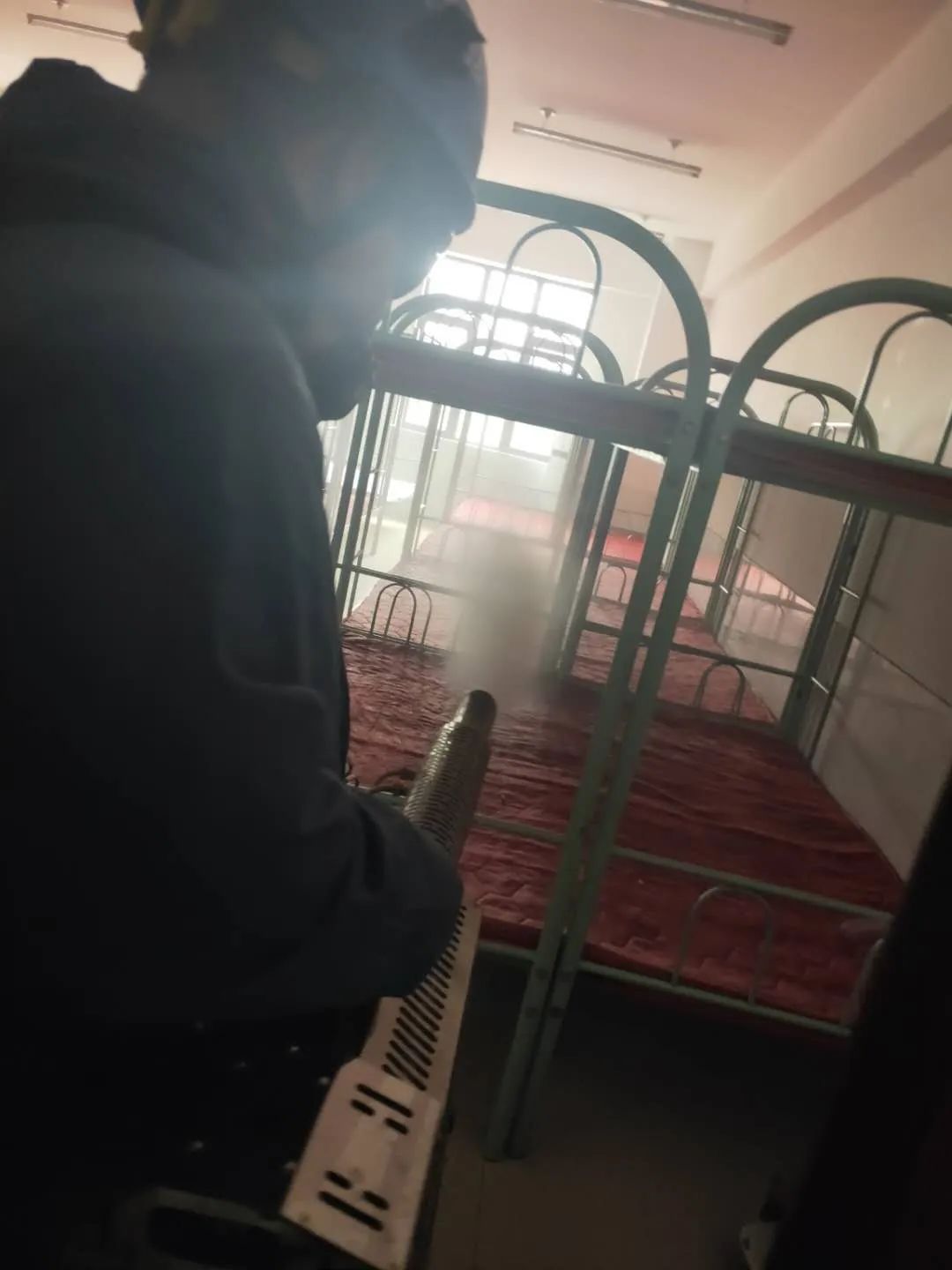 (图为:石家庄南高营小学消毒现场)