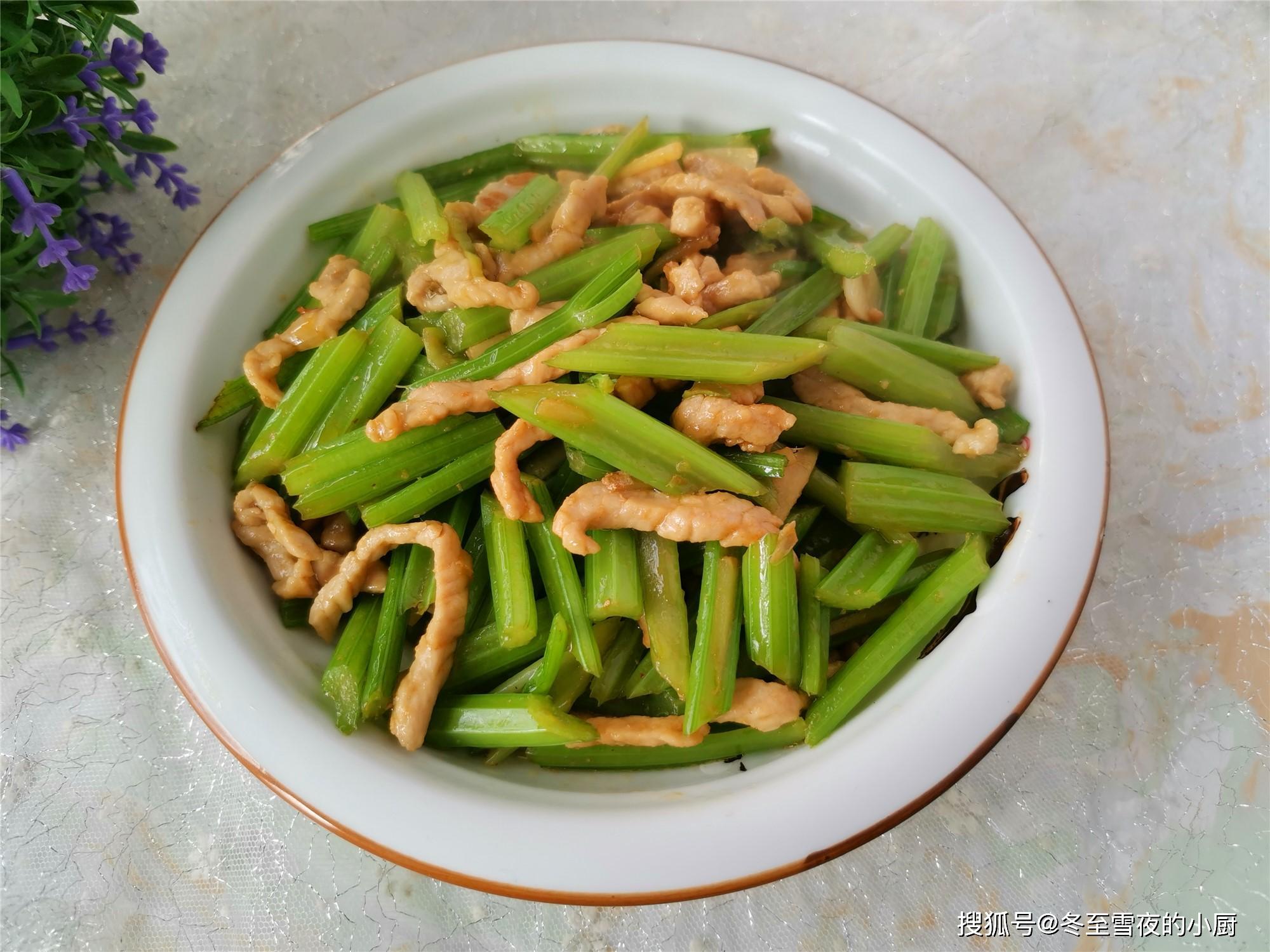 炒芹菜芹菜别直接下锅炒多做这一步颜色翠绿入味肉丝香嫩