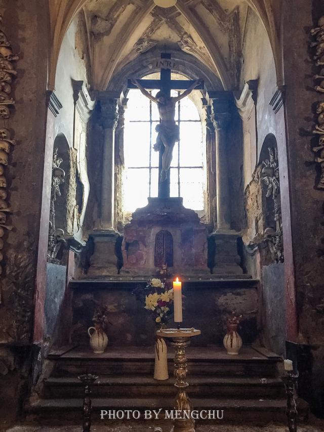 捷克的人骨教堂太阴森恐怖了心脏不强勿入你敢进去吗