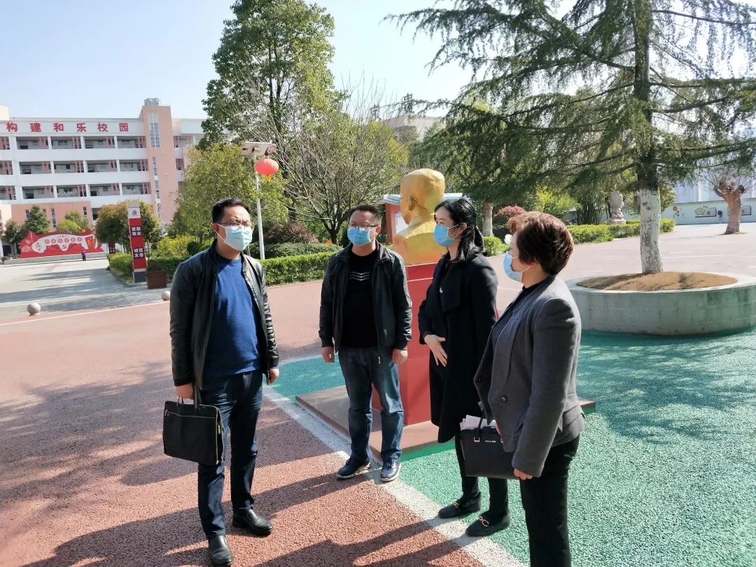 3月20日,县人民政府副县长梁明珠,县教育局局长吕登豪到贵定二中进行