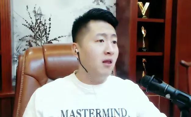 老利哭晕舞帝财团签约988公会想文儿老利醉酒开播跟老文儿扯一会儿5万