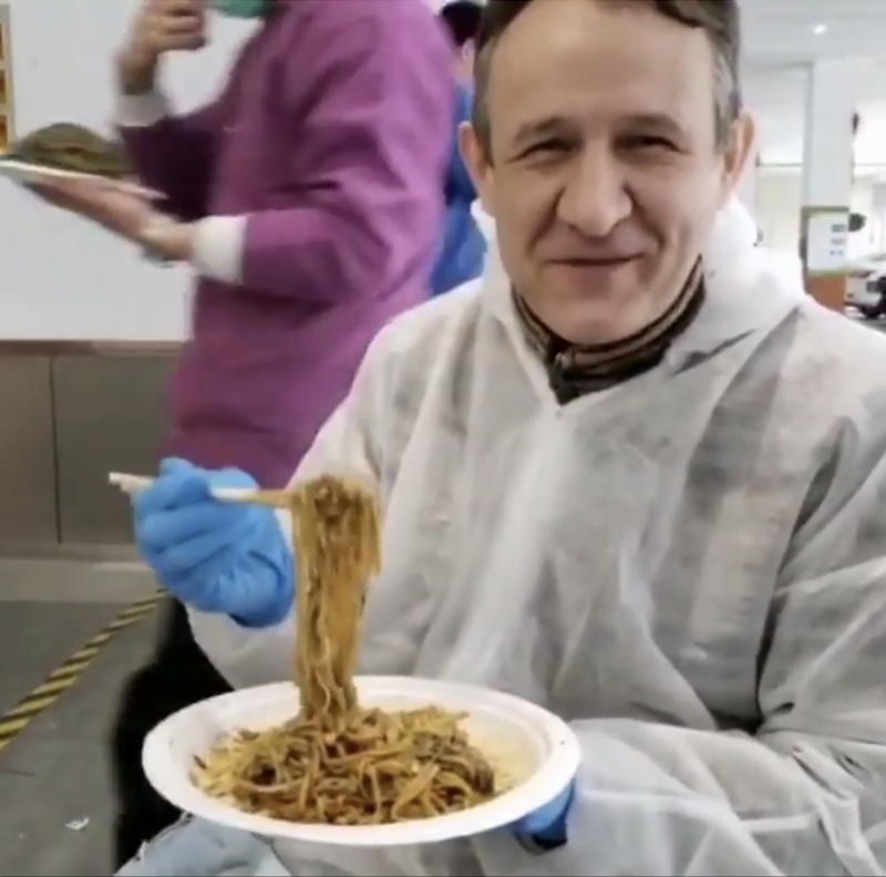 对话在武汉当志愿者的法国人喝中药增强防护吃碗热干面就满足