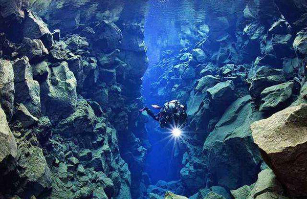 在万米之下的马里亚纳海沟人类发现了本来不应该存在的东西