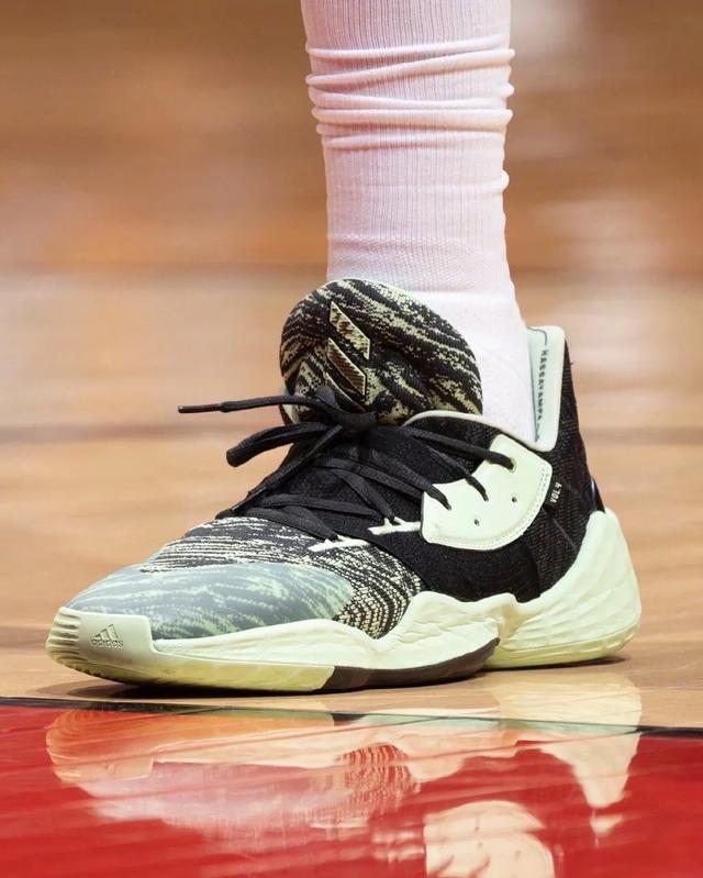 nba球员上脚哈登4代超多配色他还穿锐步球鞋缅怀科比