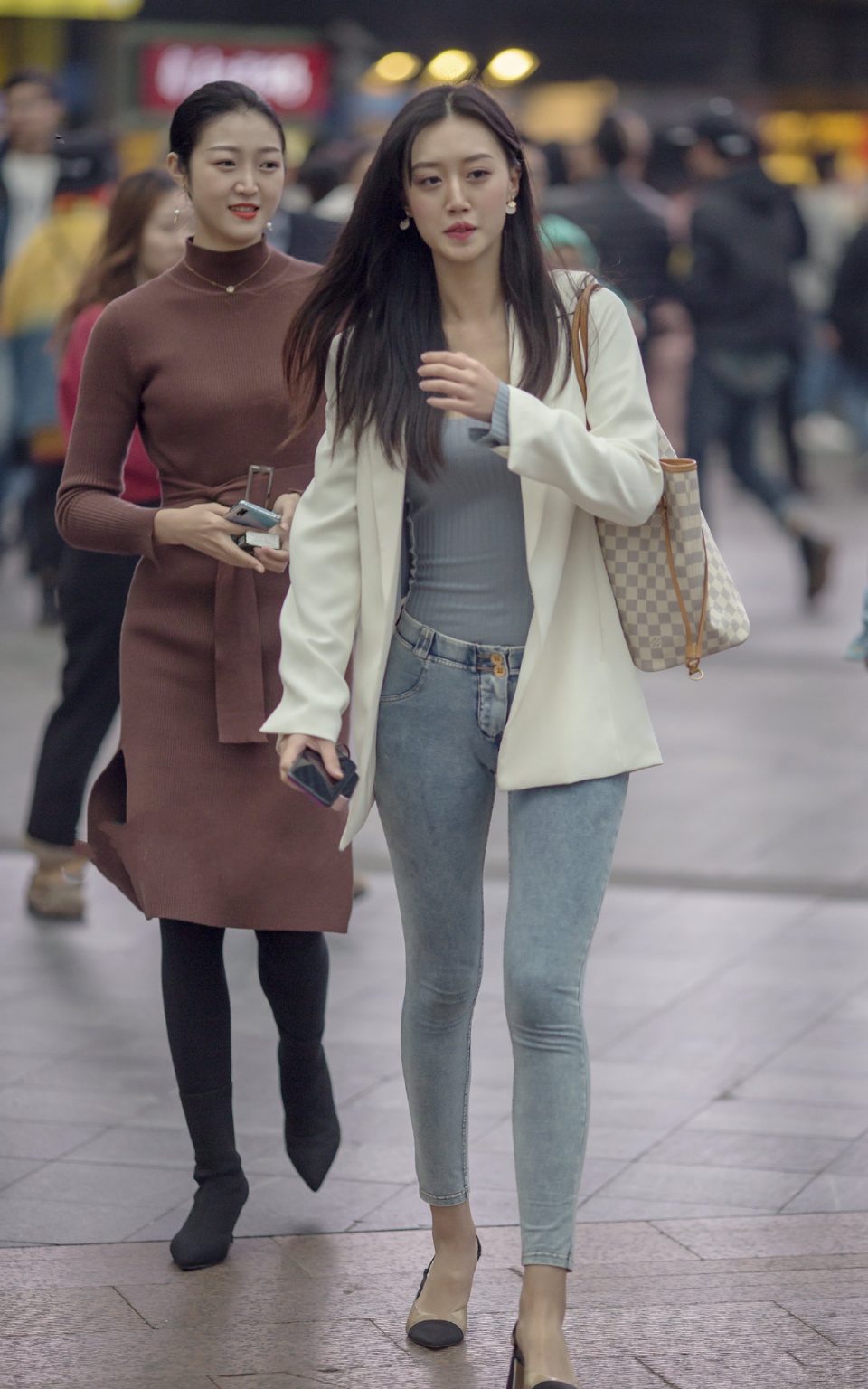 美女街拍:高冷范的小姐姐,紧身牛仔裤的穿搭,女神范儿十足