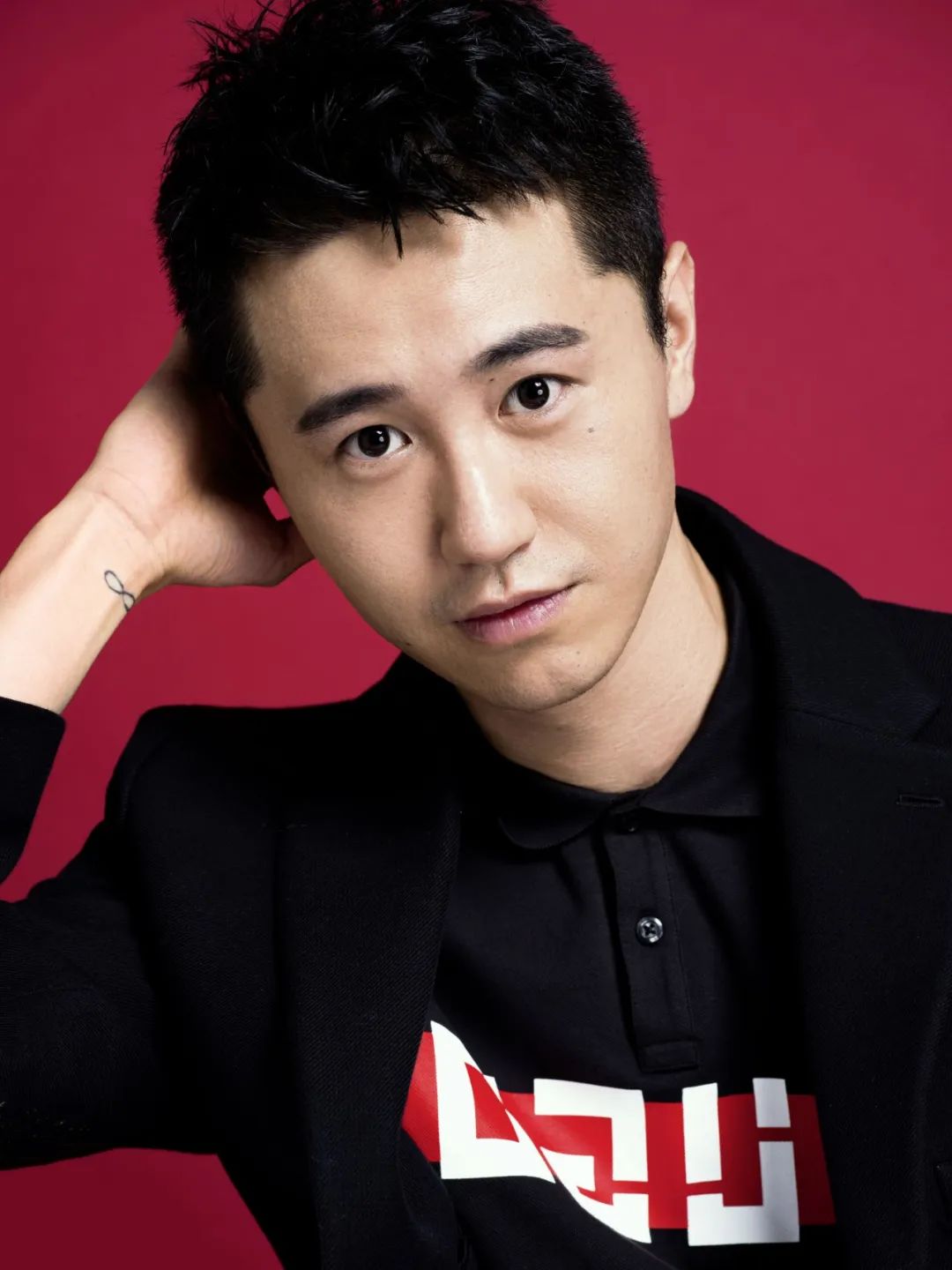 拍摄当天,檀智雄穿着一件写有"havard university"的