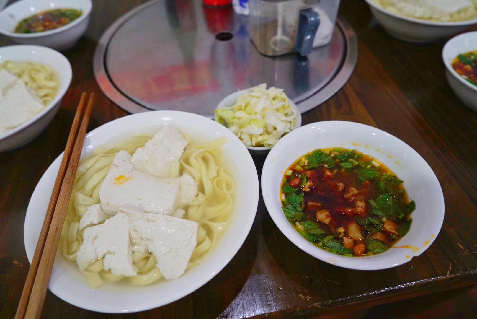 来说说自己家乡的特色早餐!来贵州必吃的三样早餐——两面一粉!