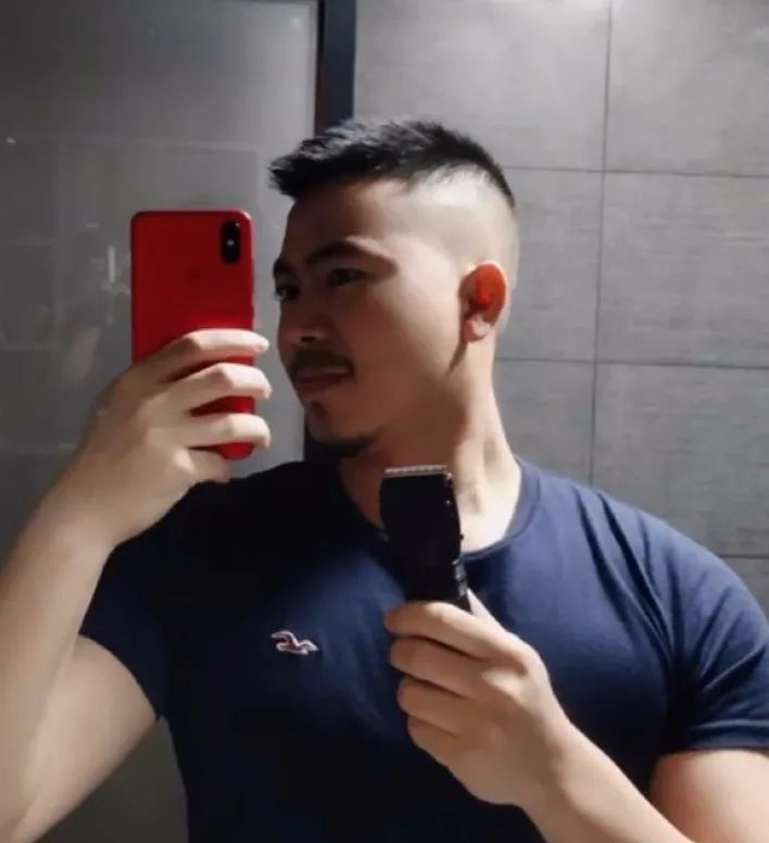 虽然脱掉衣服没看到胸肌腹肌臀大肌但起码还有些u熊的感觉▼直到当