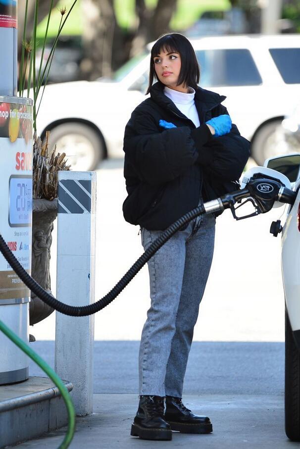 女星丽贝卡布莱克现身洛杉矶加油站她有着文雅的气质