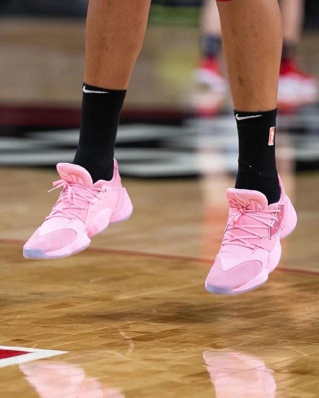 nba球员上脚哈登4代超多配色他还穿锐步球鞋缅怀科比