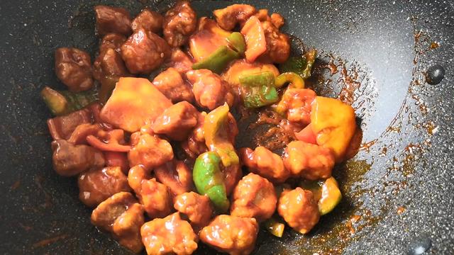 原创上海妈妈教你做一道外皮酥脆的咕咾肉红绿相间酸甜开胃