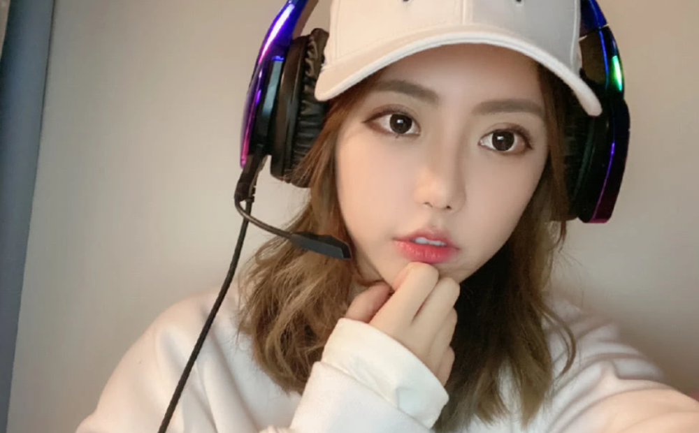 lol:周淑怡为解说失误买单,赛后求原谅,黑粉弹幕狂刷周姐语录