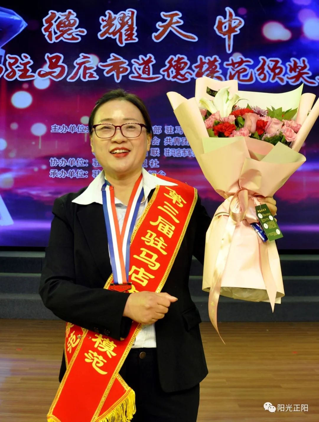 中国好人李玉荣弱肩担道义一支笔书写天中大爱