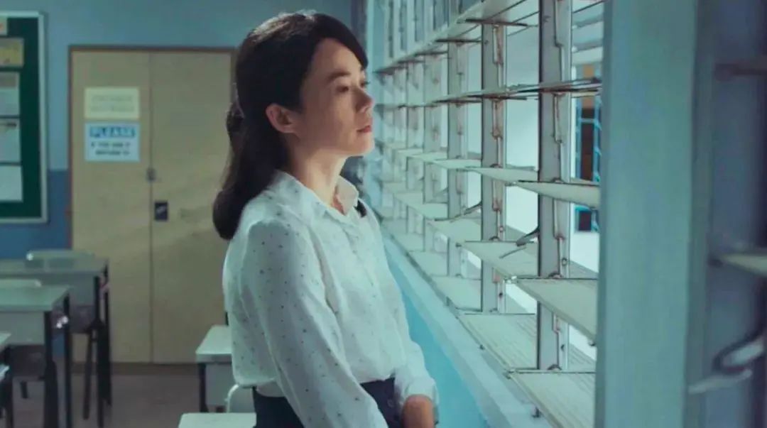 热带雨让禁忌之恋留在阳光前的雨里