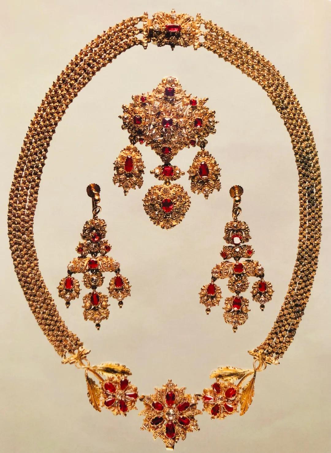 葡萄牙有着精致的金银花丝"农家"首饰的传统