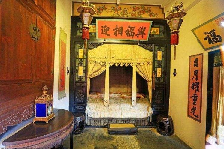 帝皇卧房不到10平米另外我们可以到北京的故宫去看一看皇帝的寝宫是