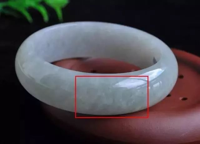 翡翠的棉就是翡翠里呈云状,纤维状或者是片状,如云似雾的内含物,尤其