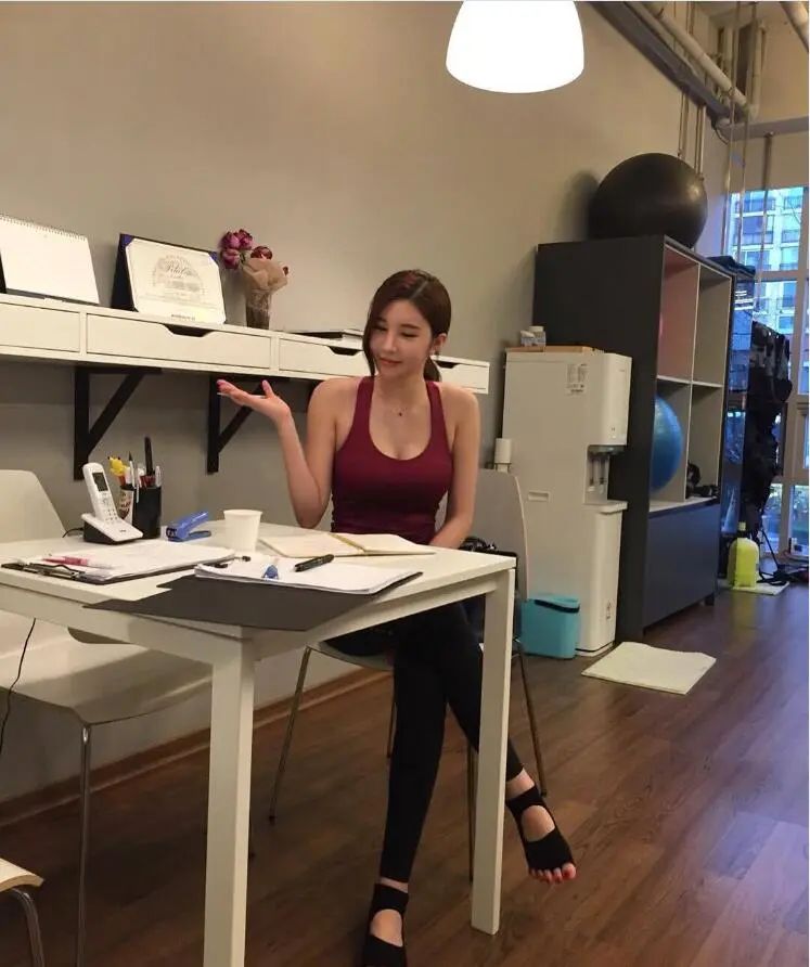 韩国美女因怀孕体重暴增60斤, 健身减肥狂甩肥肉, 成功逆袭_身材