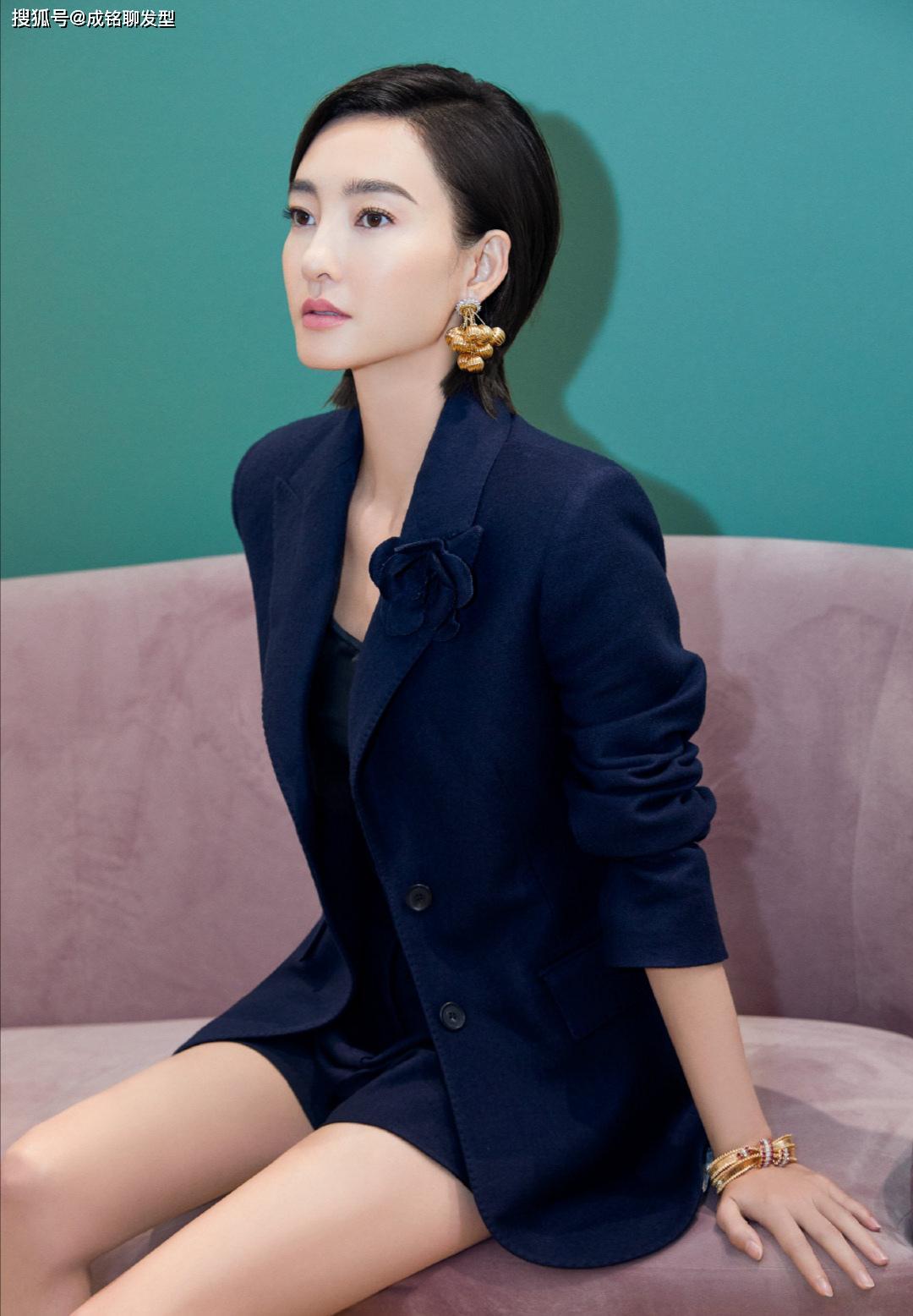 长发飘飘的她有一种知性女神的味道,换了短发则更具干练和雷厉风行的