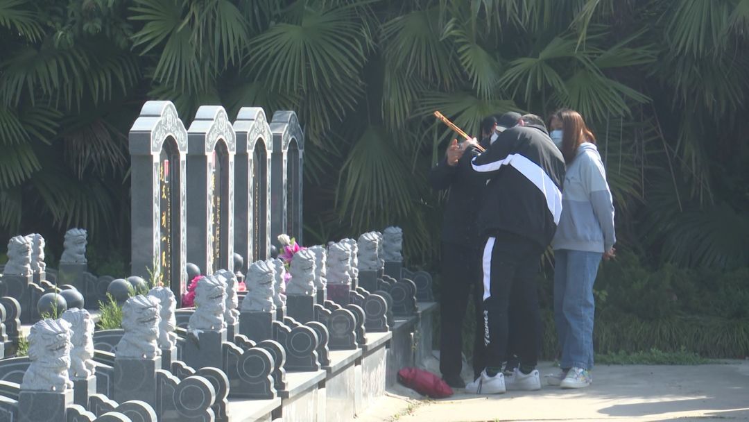 上午,记者在安泰园看到,已经陆续有市民来公墓祭扫.