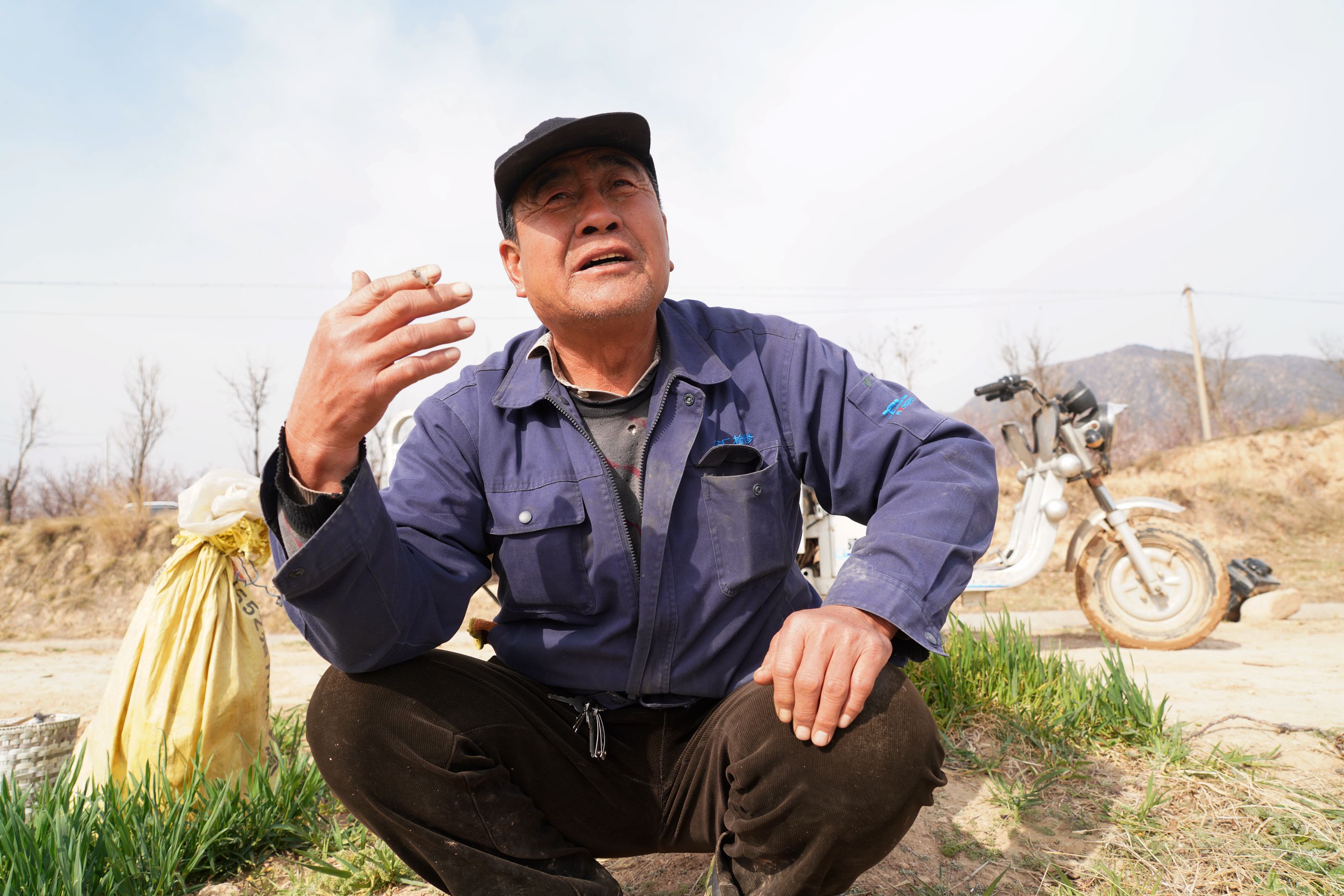 一声"您好"便拉近了距离,影友询问着大哥当地农村油菜花和杏花开放的