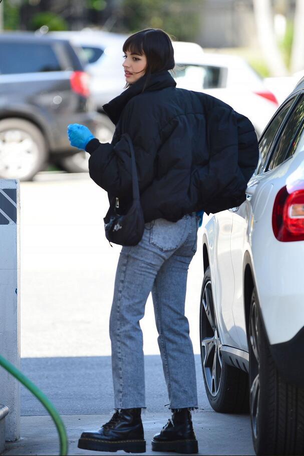 女星丽贝卡·布莱克现身洛杉矶加油站,她有着文雅的气质