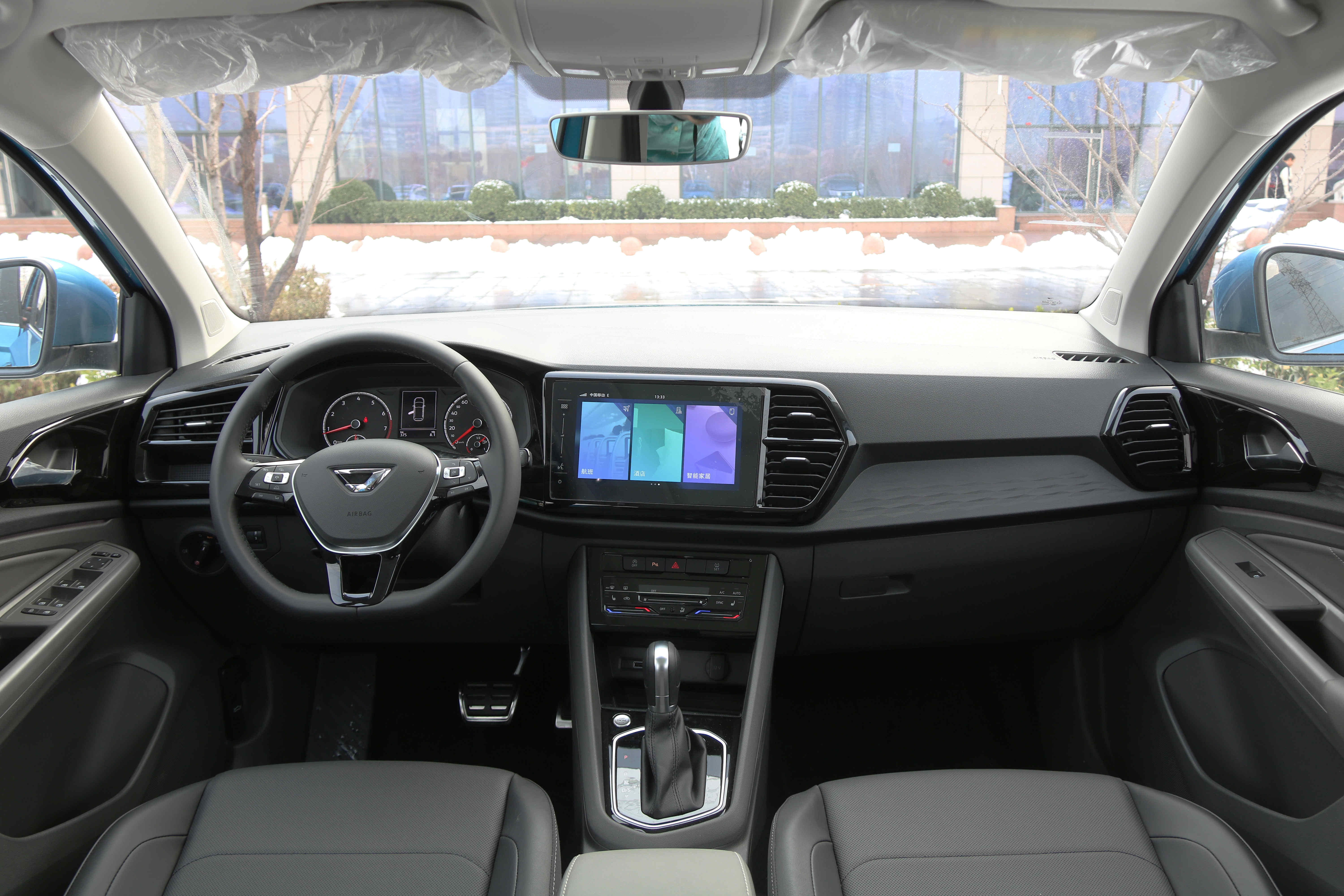 在内饰上,延续的家族式设计的捷达vs7,大量使用了平直线条设计,中控台