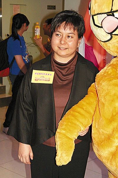 原创赌王二房最不受宠女儿54岁发福邋遢似奶奶身家数十亿至今未婚