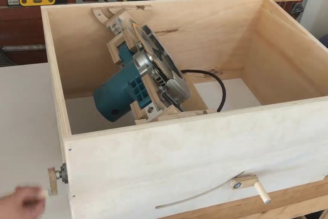 木工工具一一电圆锯改装台锯可斜切45度角