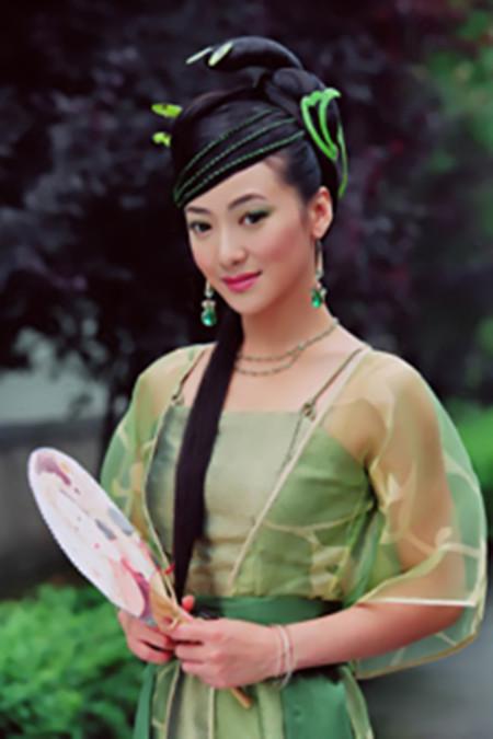 事实上,除了关晓彤娱乐圈里还有许多女星演过青蛇,而且每个版本都各