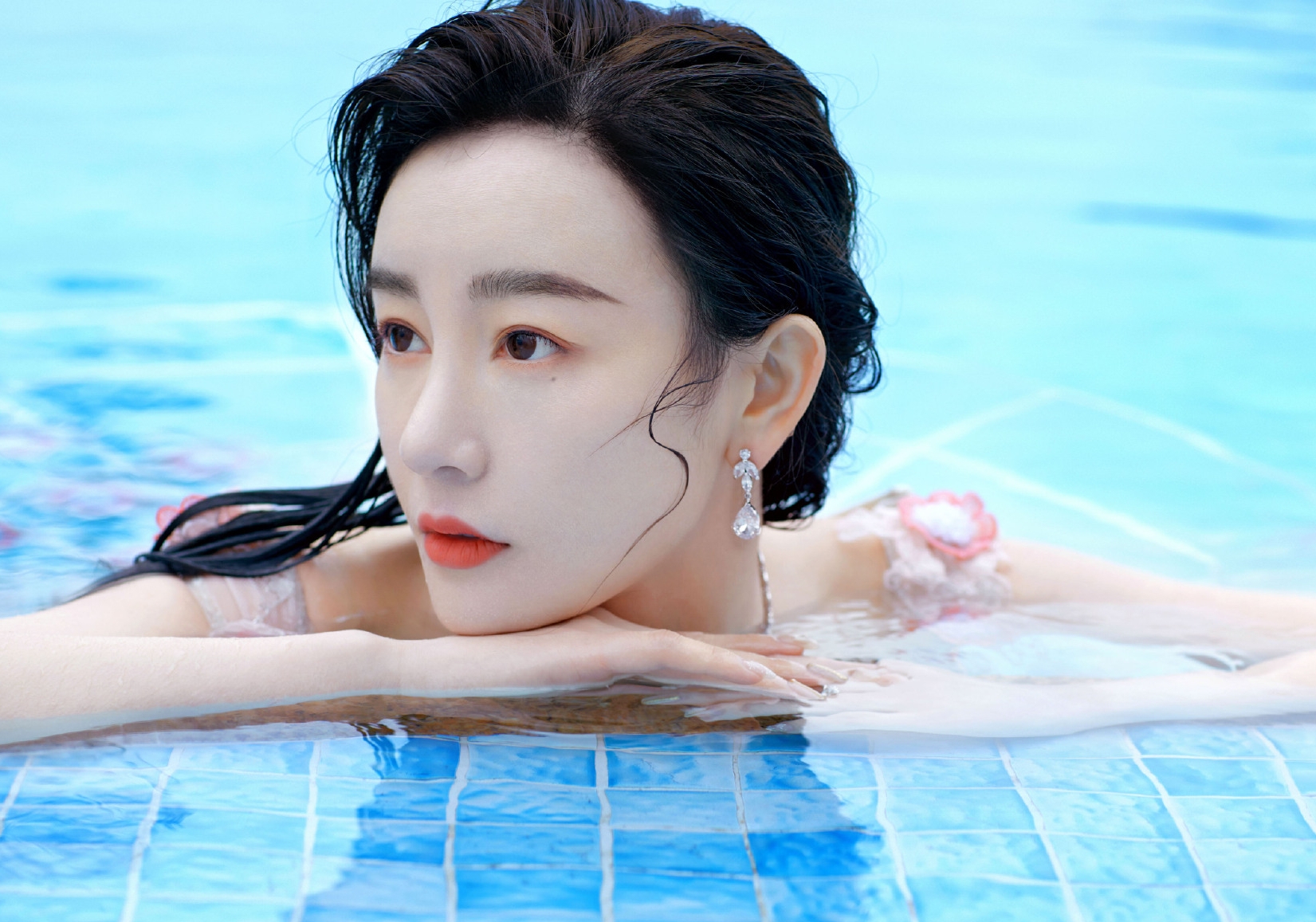 张檬官宣恋情后曝光新写真 高马尾长眼线眼神凌厉