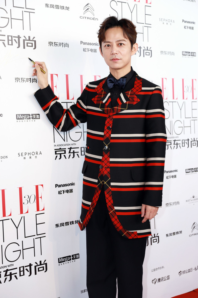 何炅身材娇小却时尚条纹长西装配黑衬衫正装都能穿出文艺气息