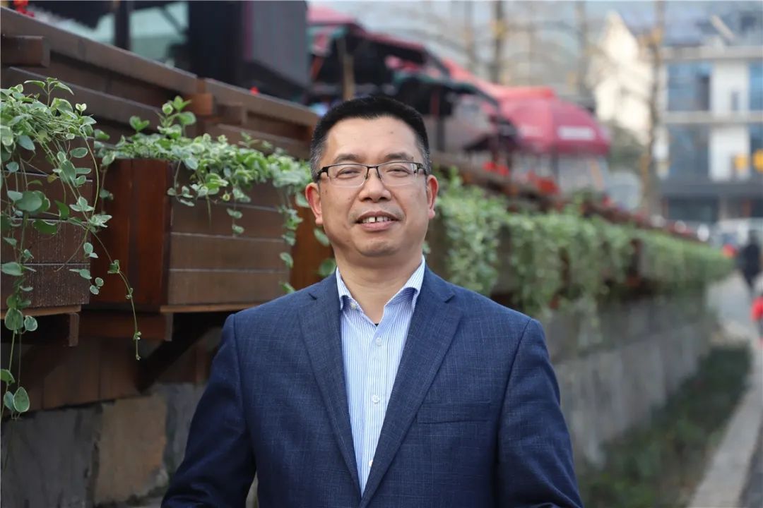 校长介绍陈伟平,现任上海对外经贸大学附属松江实验学校校长,中学英语