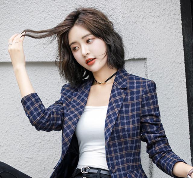 气质短发美女,简洁干练的小西装写真,身材完美迷