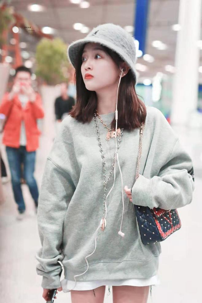 火箭少女101吴宣仪的私服穿搭绝了卫衣配短裤一双长腿格外吸晴