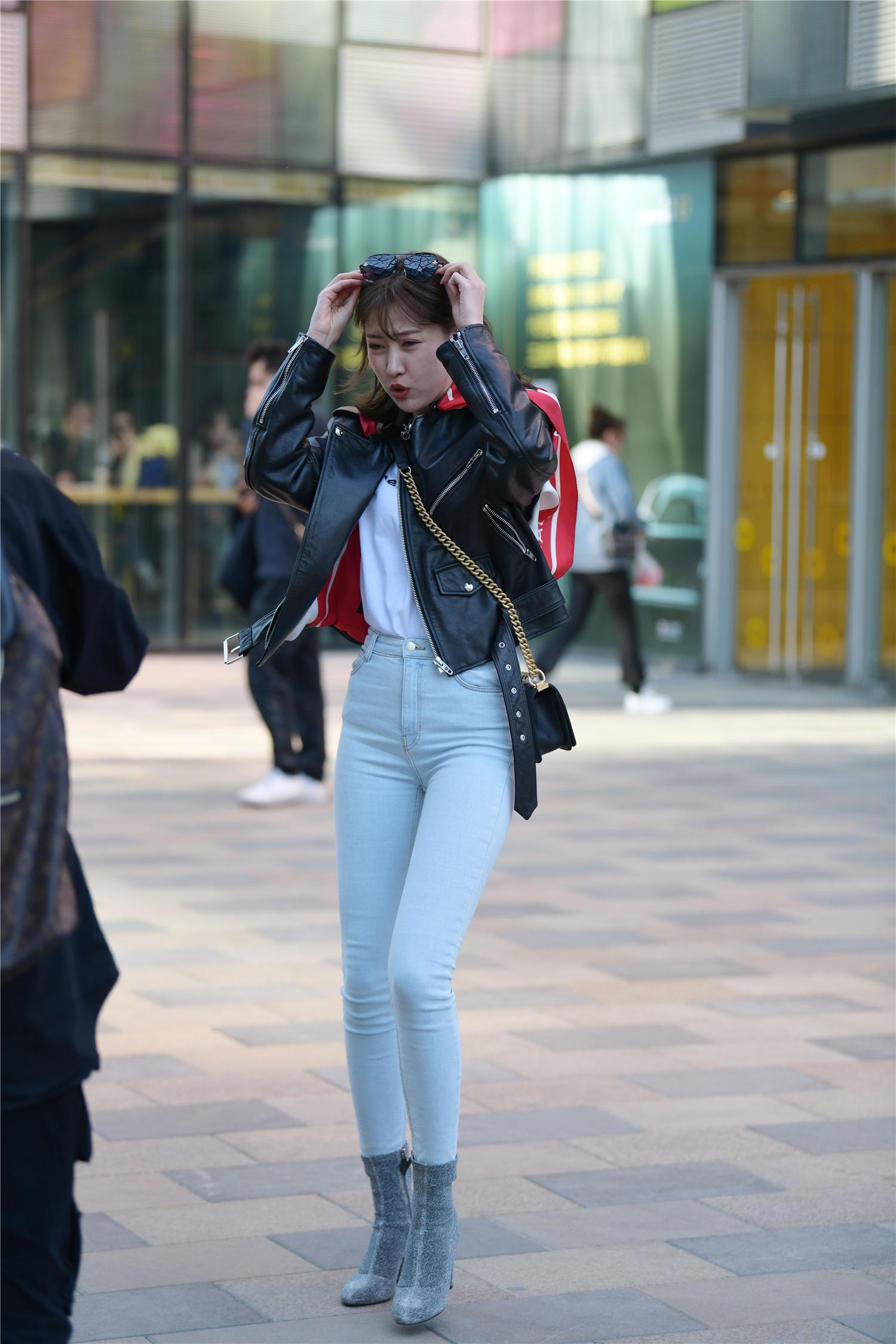 苗条身材穿着紧身牛仔裤搭配高跟短靴这样更显大长腿