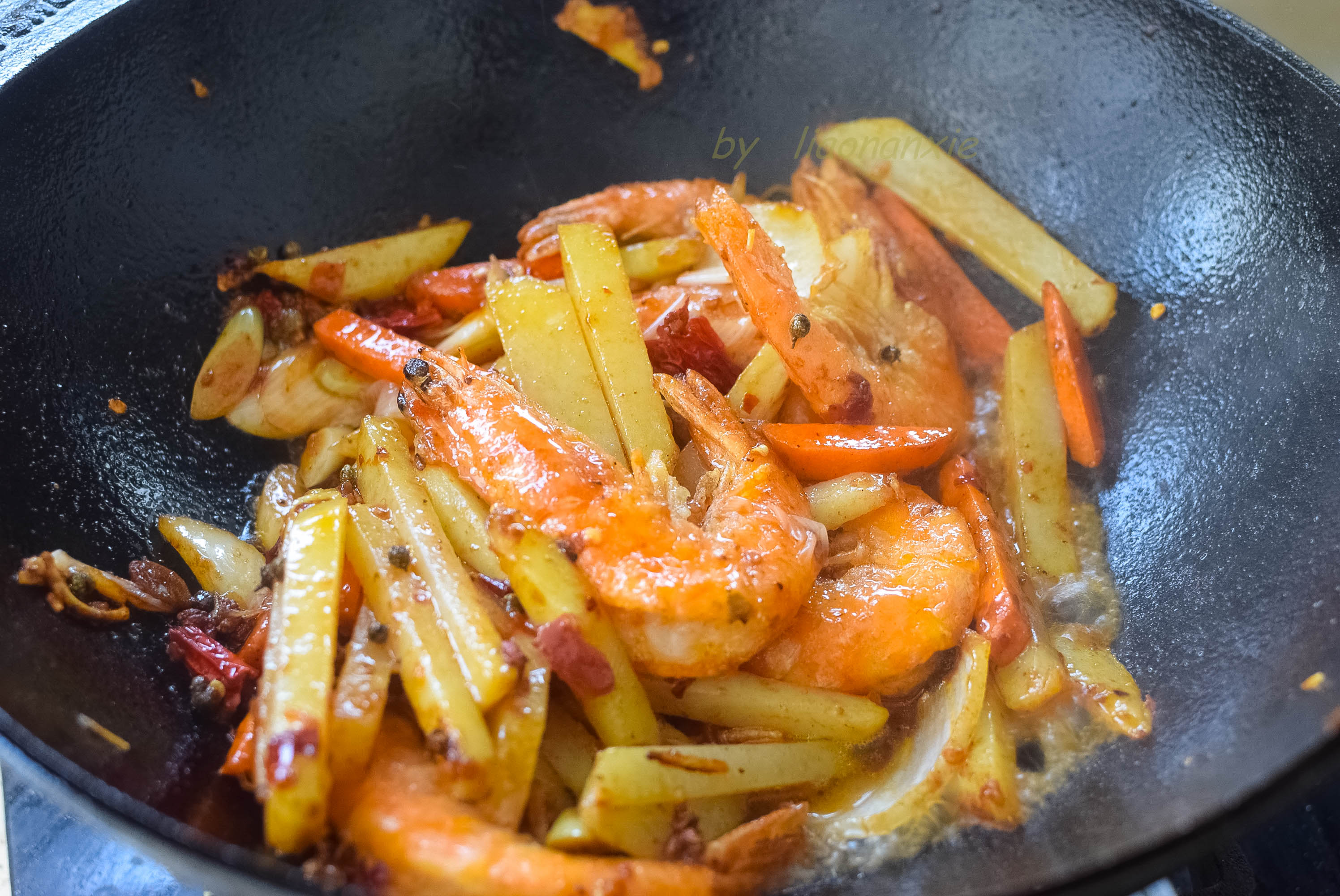 冻虾我最爱这种吃法有荤有素香辣过瘾午饭一个菜全家吃撑