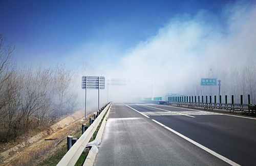 3月19日上午11时许,青岛交警同三高速公路大队三中队警力巡逻至沈海
