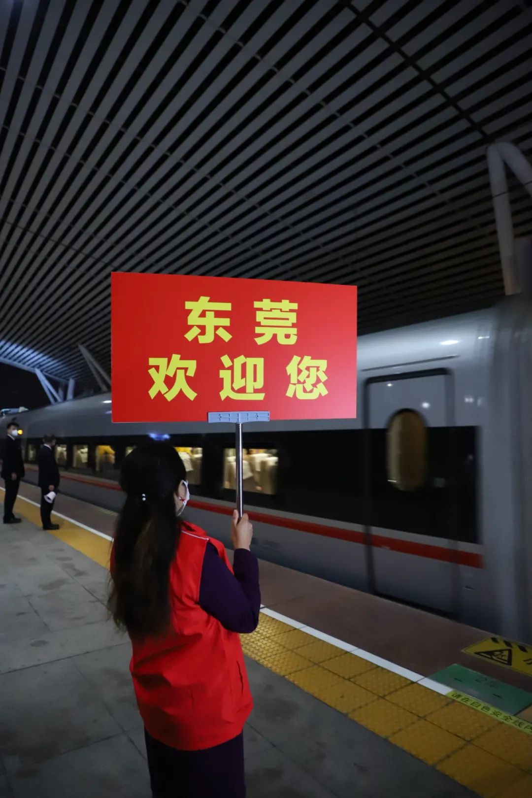 驶进虎门高铁站这也是疫情发生以来抵达东莞的首趟湖北始发返岗专列!