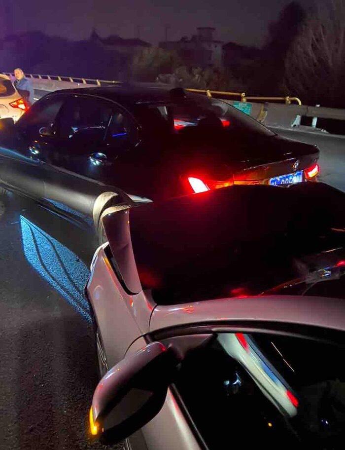 新提宝马3系遭大众宝来严重追尾宝马很硬看似不严重修车10w
