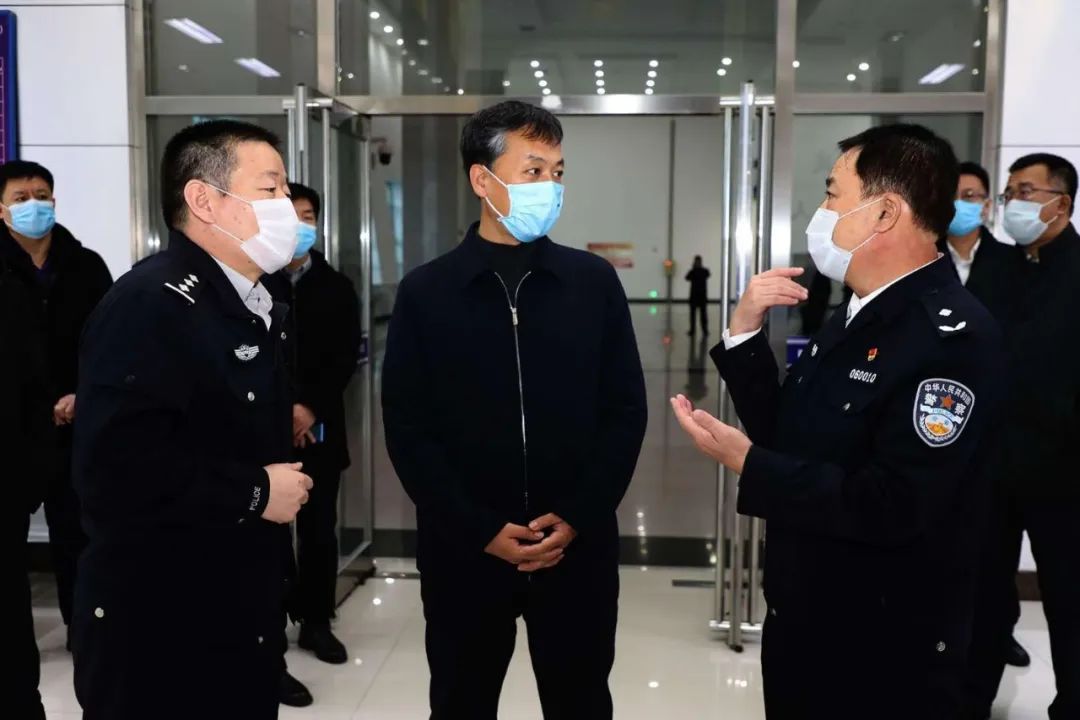满洲里市委副书记,代市长包野到市公安局公路口岸签证大厅调研