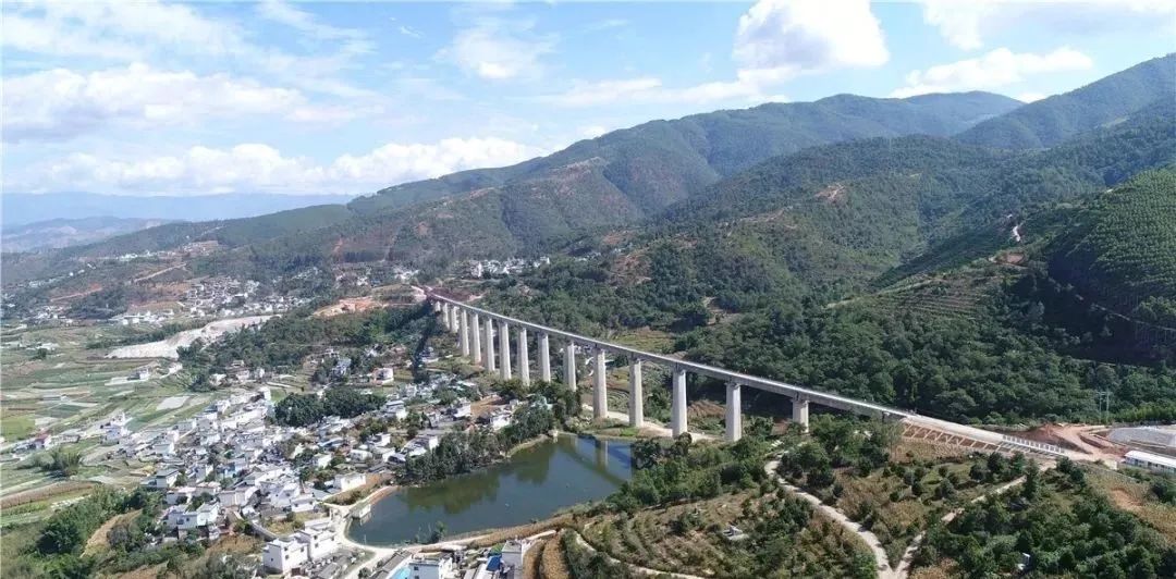 截至3月15日,云南省在建铁路包括中老昆(明)万(象)铁路玉磨段,大瑞